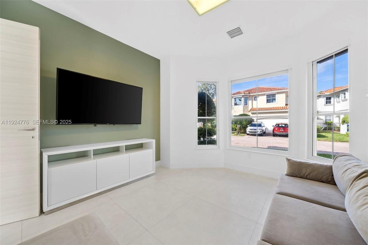 1549 Breakwater Ter #1549 - Photo 7 of 45