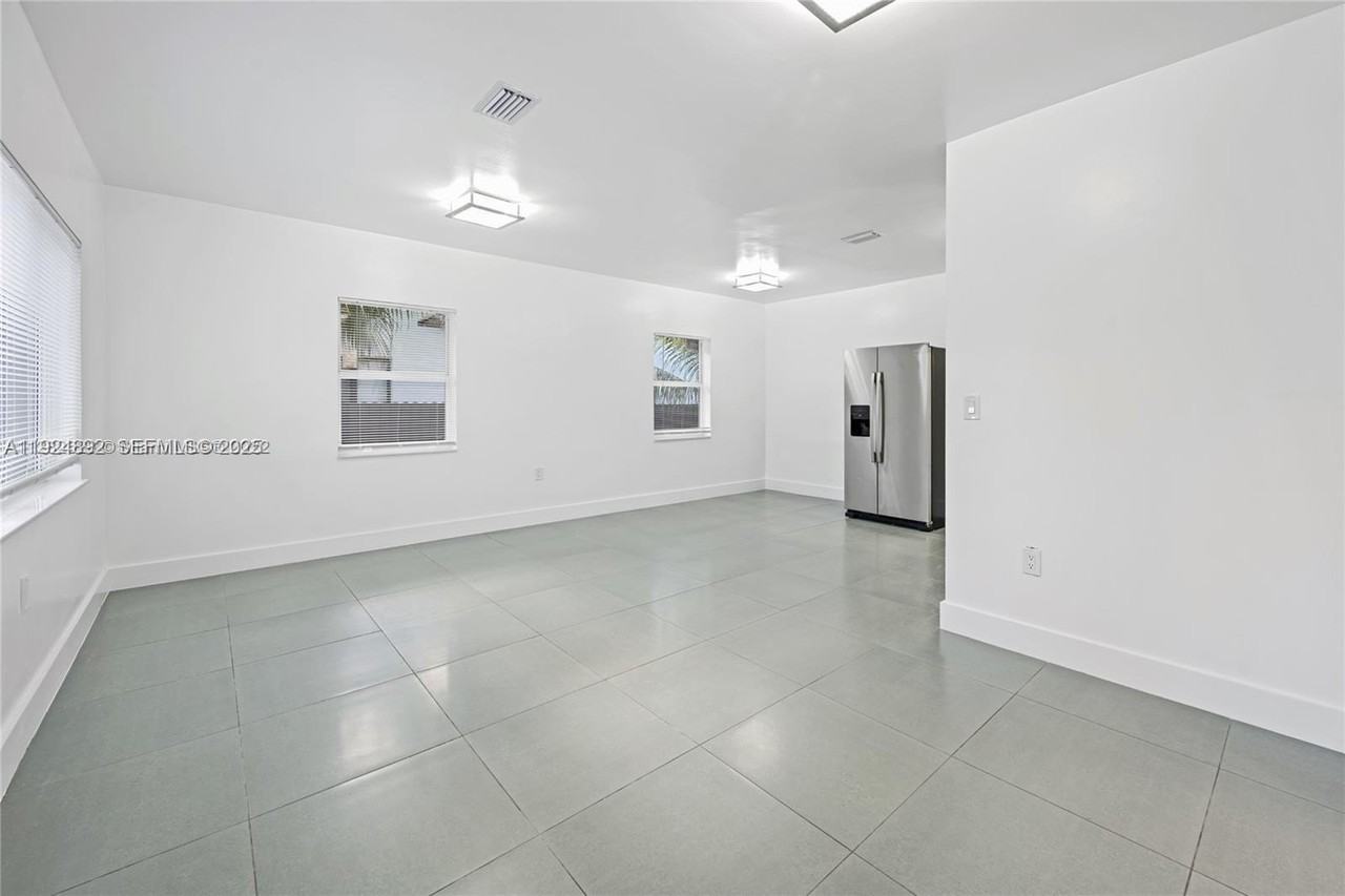 911 Sharar Ave #1 - Photo 3 of 20