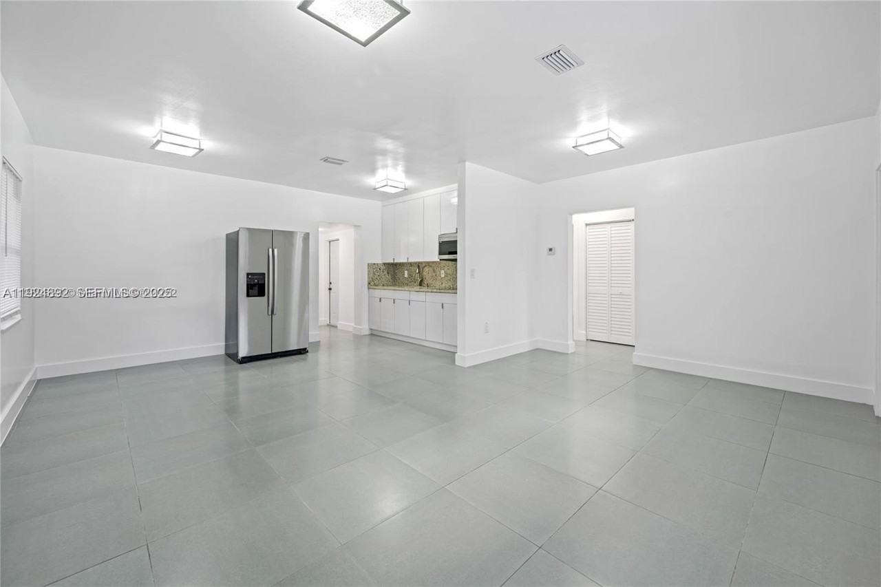 911 Sharar Ave #1 - Photo 5 of 20