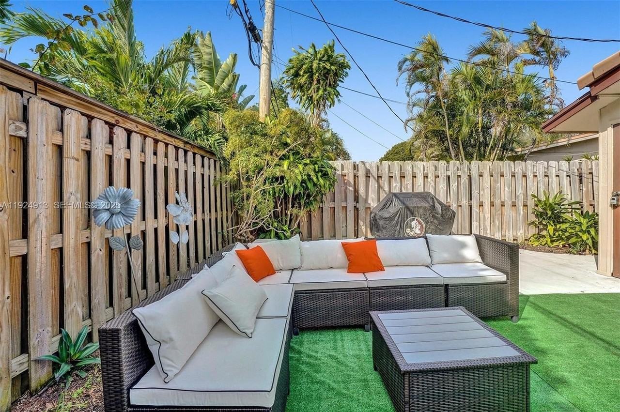 2620 Ne 19th St - Photo 4 of 42