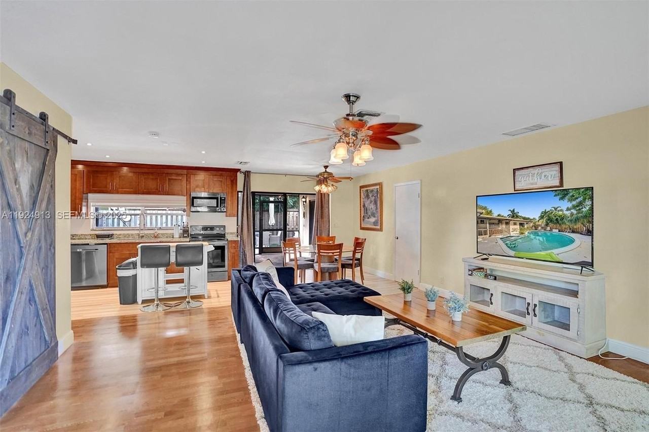 2620 Ne 19th St - Photo 5 of 42