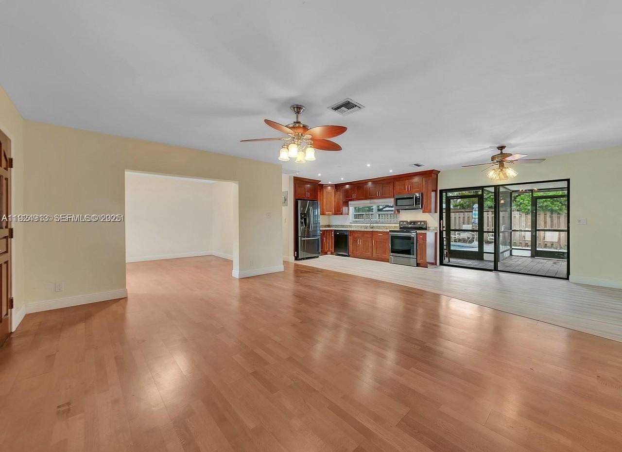 2620 Ne 19th St - Photo 7 of 42