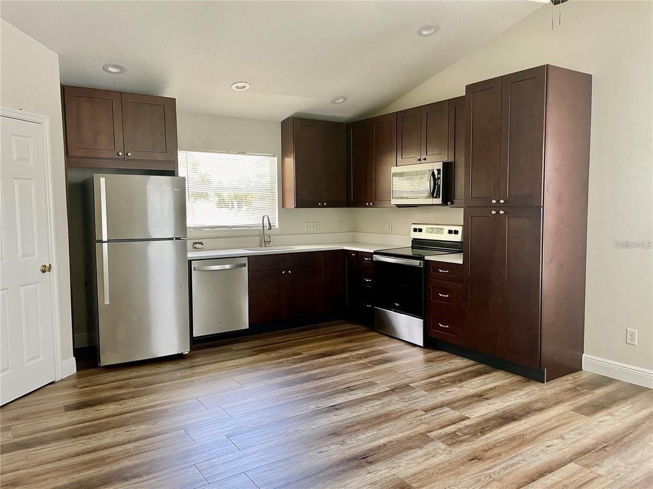 445 W Desoto St - Photo 3 of 16