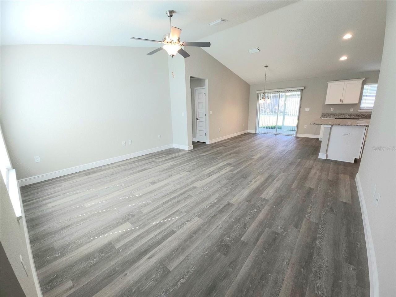 8500 N Sussex Dr - Photo 2 of 13