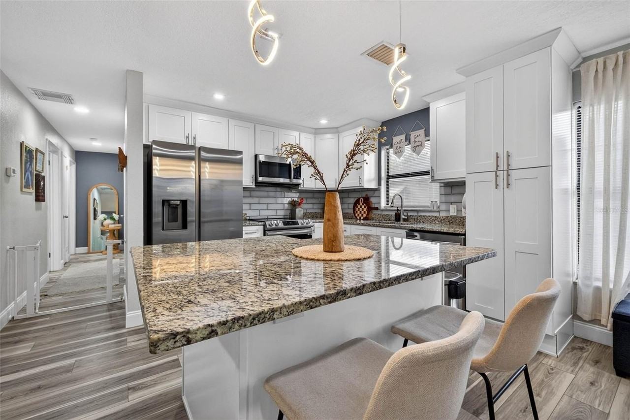 6501 Livingston Ave N - Photo 6 of 31