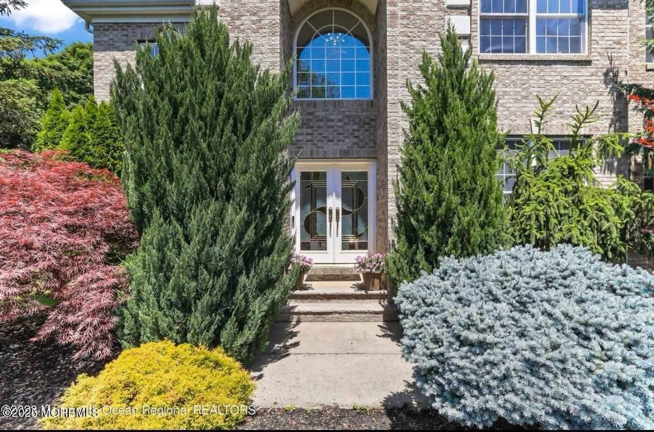 7 Round Hill Rd - Photo 3 of 50