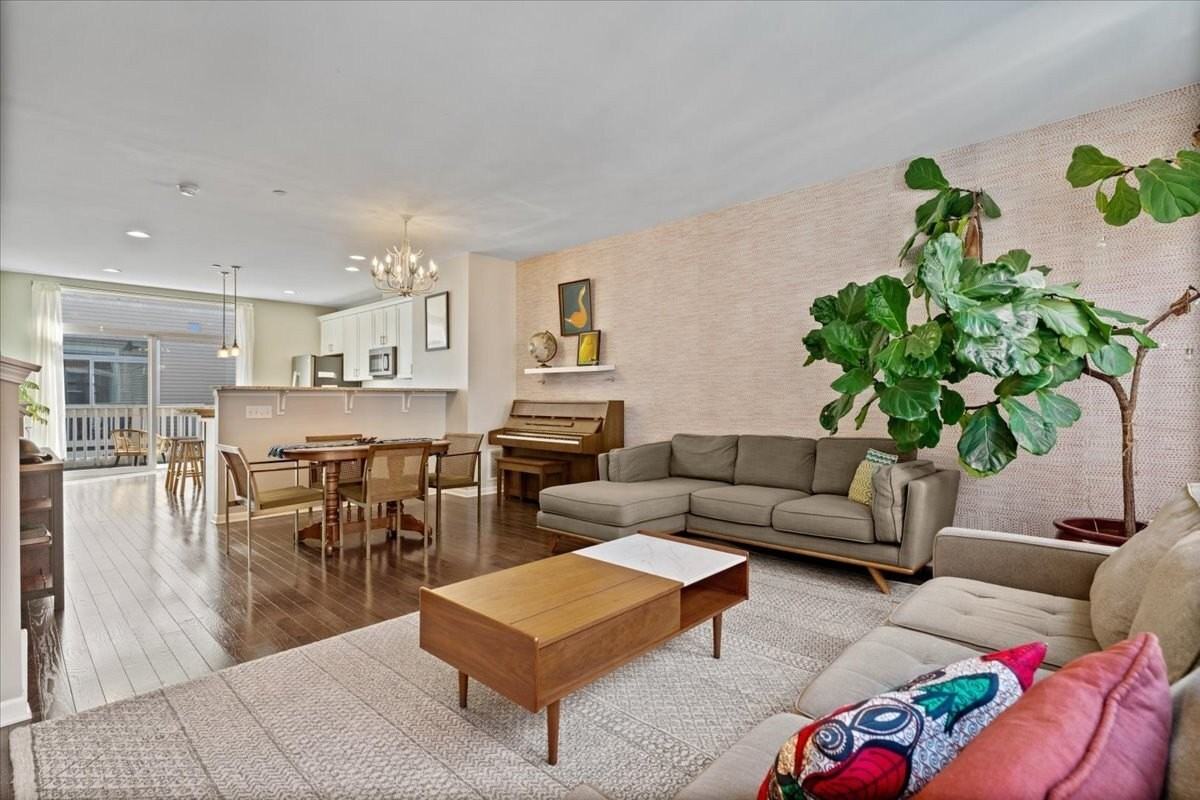 4647 South Lake Park Avenue #D - Photo 3 of 17