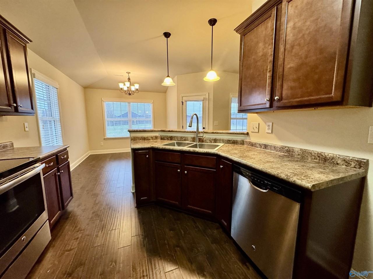 102 Silvermoon Ln - Photo 7 of 19