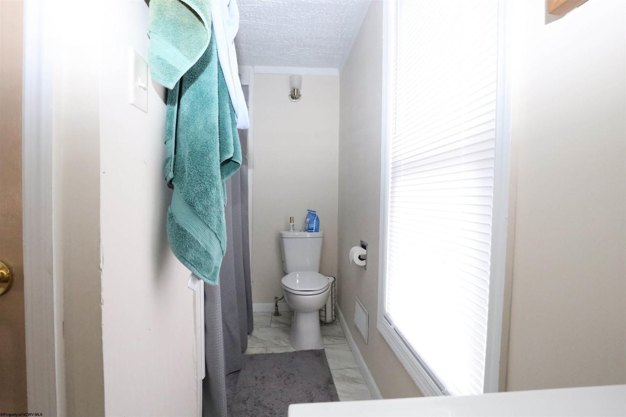 909 College Ave - Photo 4 of 24