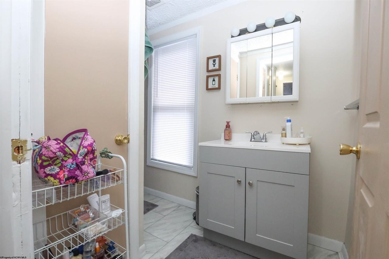 909 College Ave - Photo 5 of 24