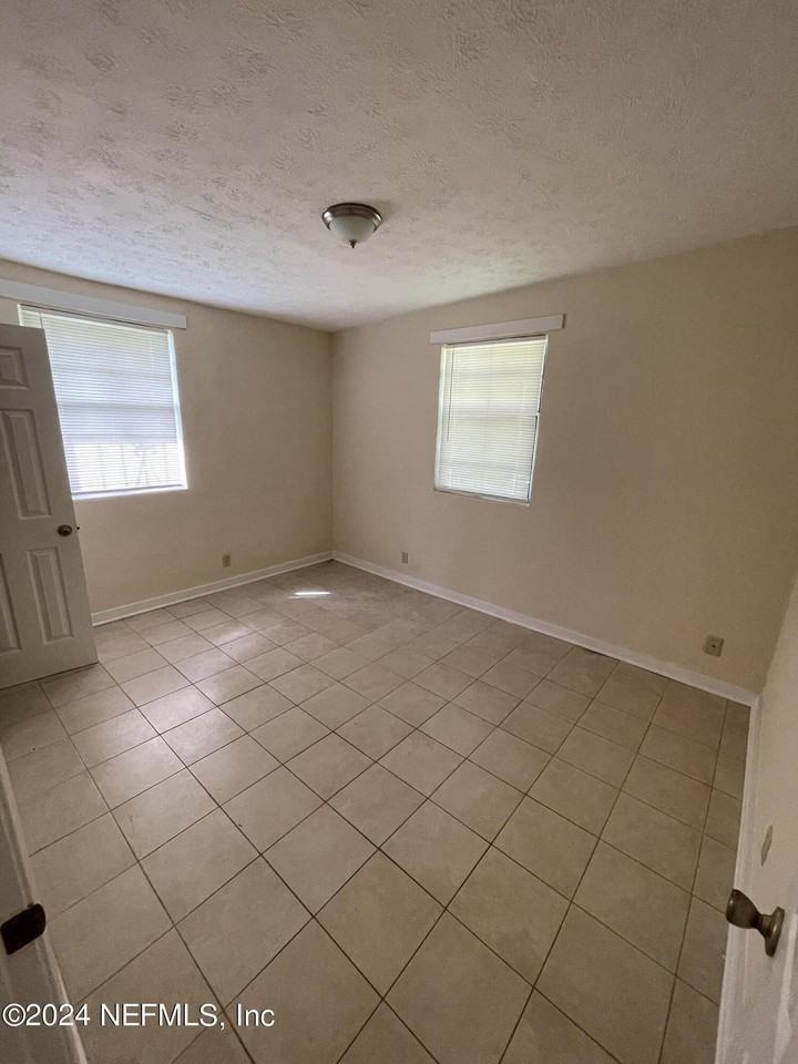 2171 W 40th St - Photo 4 of 10