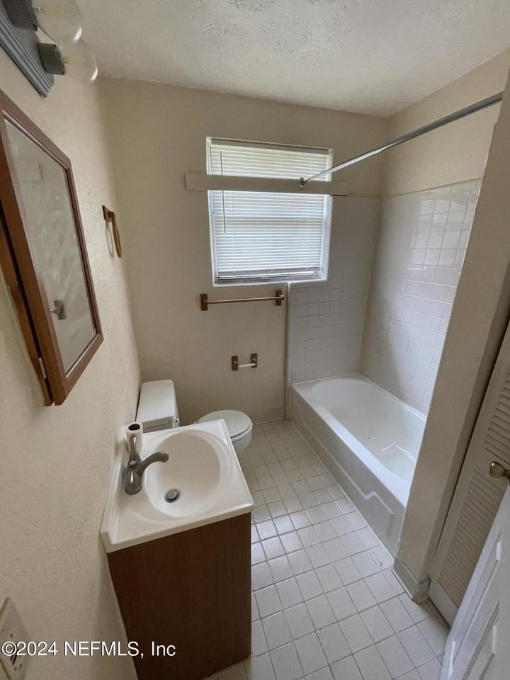 2171 W 40th St - Photo 7 of 10