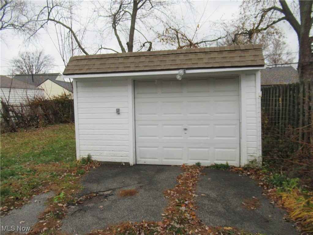 18712 Parkmount Ave - Photo 3 of 19