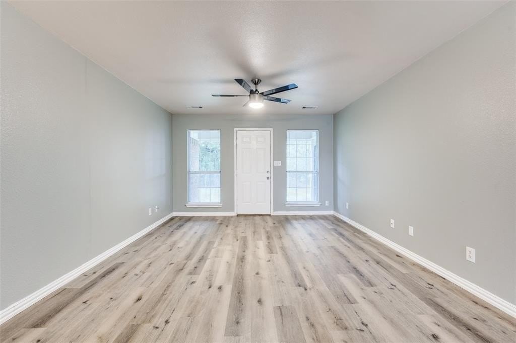 914916 S Interurban St - Photo 4 of 12