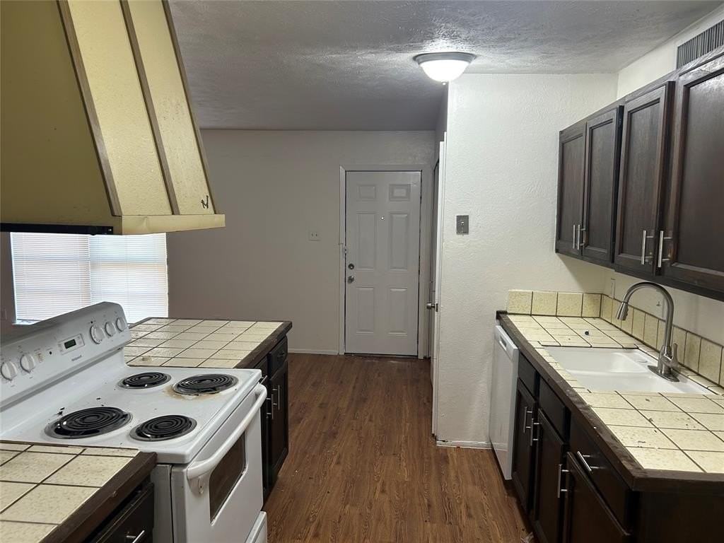 1826 Legend Drive - Photo 2 of 12