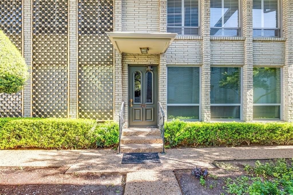 6353 Diamond Head Cir #D - Photo 2 of 25