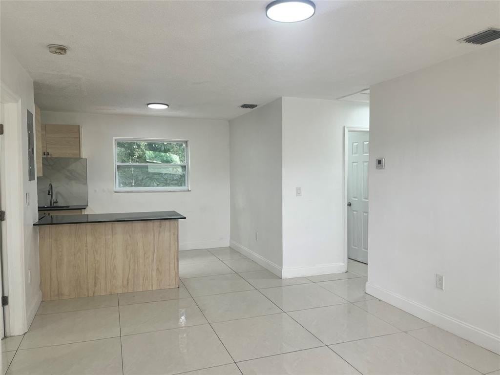 1604 Nw 24th Ct - Photo 2 of 9