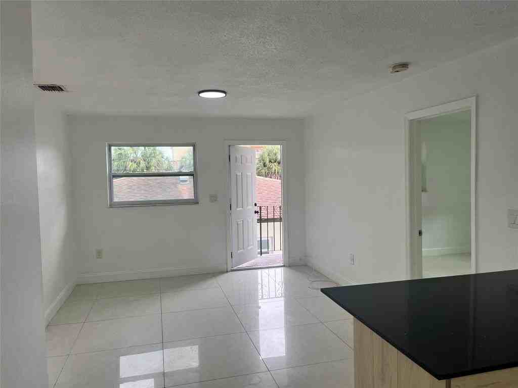 1604 Nw 24th Ct - Photo 4 of 9