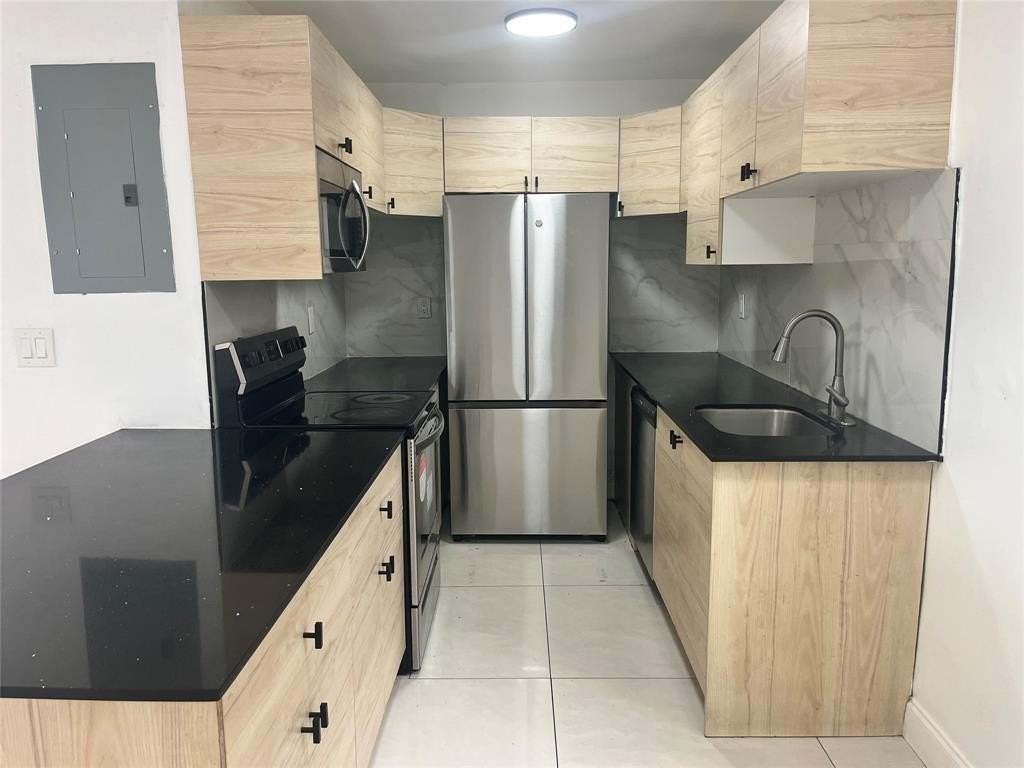 1604 Nw 24th Ct - Photo 5 of 9