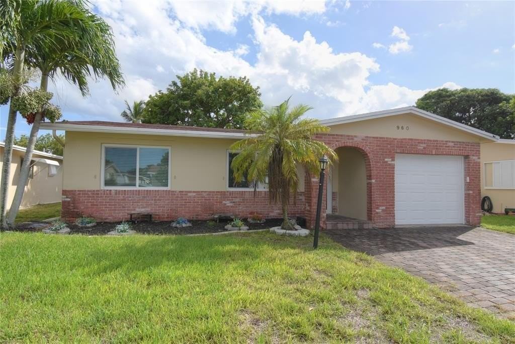 960 Nw 49th St - Photo 2 of 50