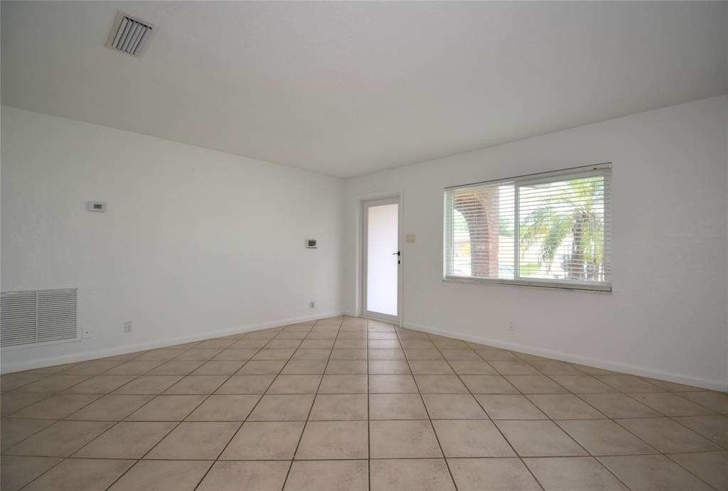 960 Nw 49th St - Photo 6 of 50