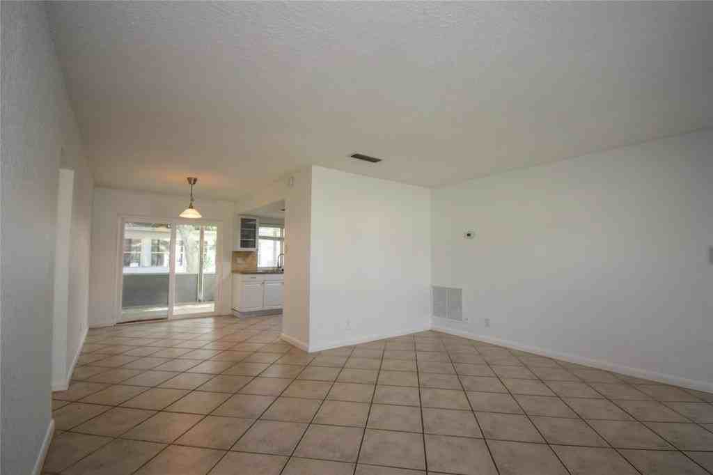 960 Nw 49th St - Photo 7 of 50