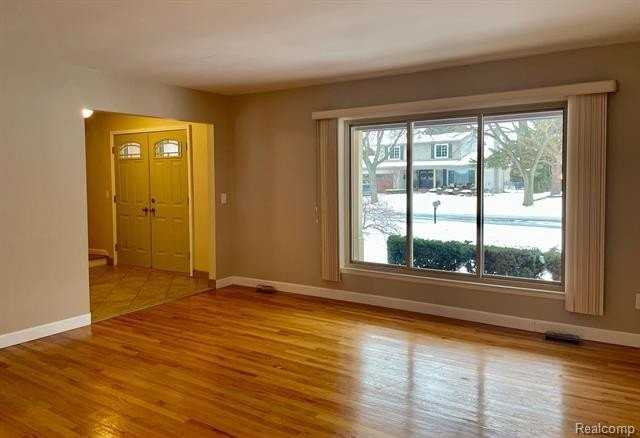 4886 Hubbard Drive - Photo 3 of 15