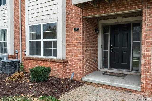 22017 Parkview Dr - Photo 2 of 11