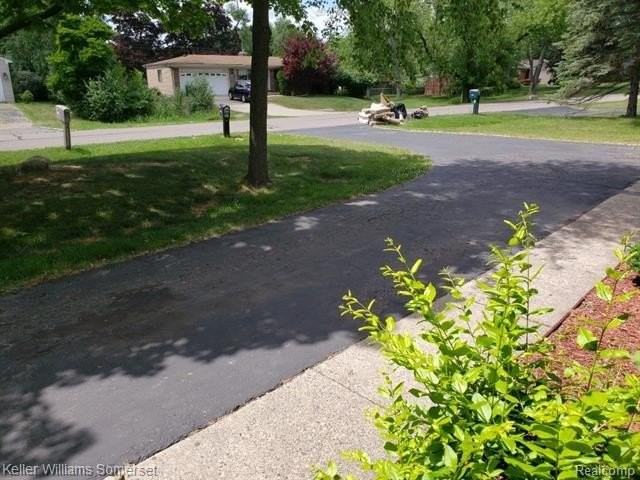 24694 Creekside Dr - Photo 3 of 36