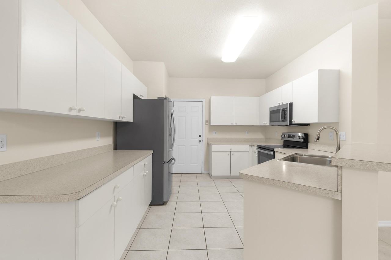 4535 Thornwood Cir - Photo 4 of 17