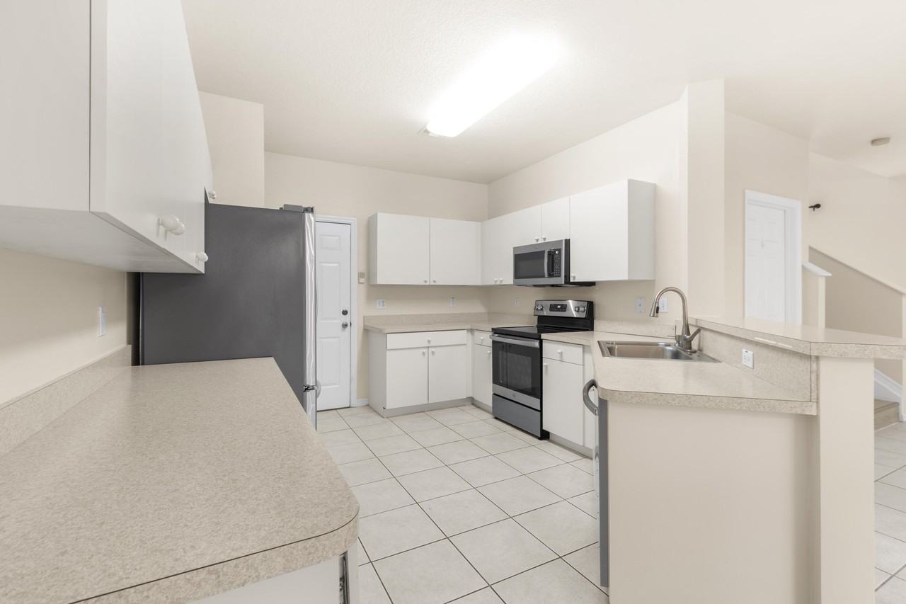 4535 Thornwood Cir - Photo 5 of 17