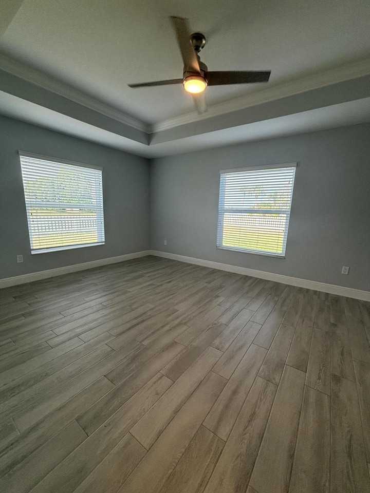 2501 Se Mariposa Ave - Photo 2 of 11