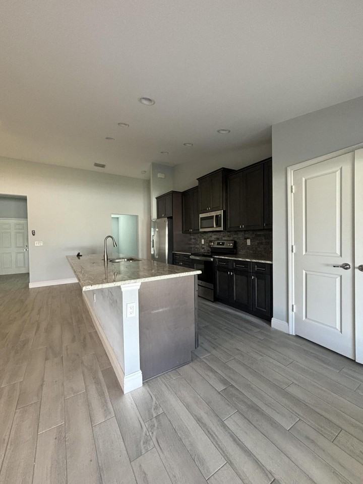 2501 Se Mariposa Ave - Photo 5 of 11