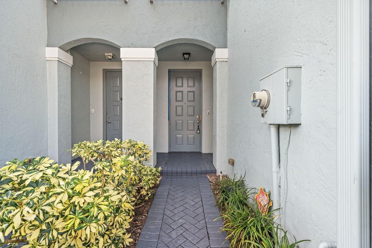 1927 Alamanda Way - Photo 2 of 33