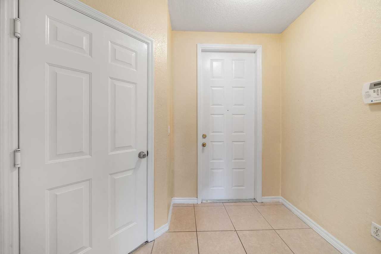 1927 Alamanda Way - Photo 3 of 33