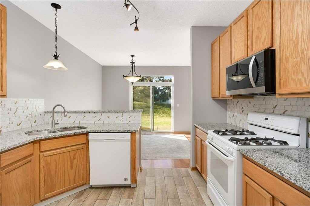 16872 90th Ct N - Photo 4 of 31