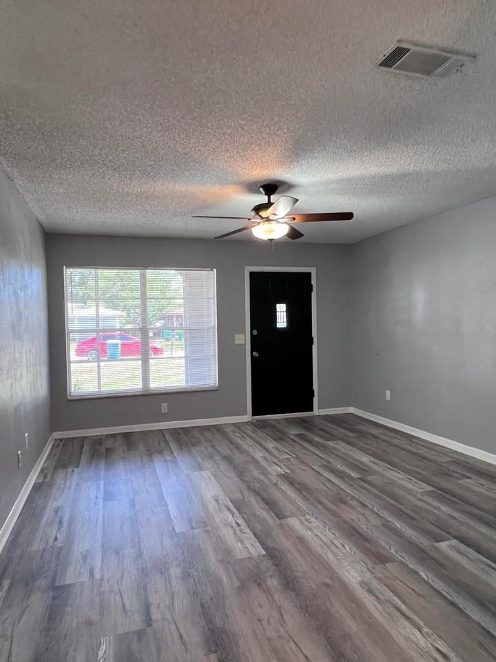 2467 Mercury Drive - Photo 2 of 11