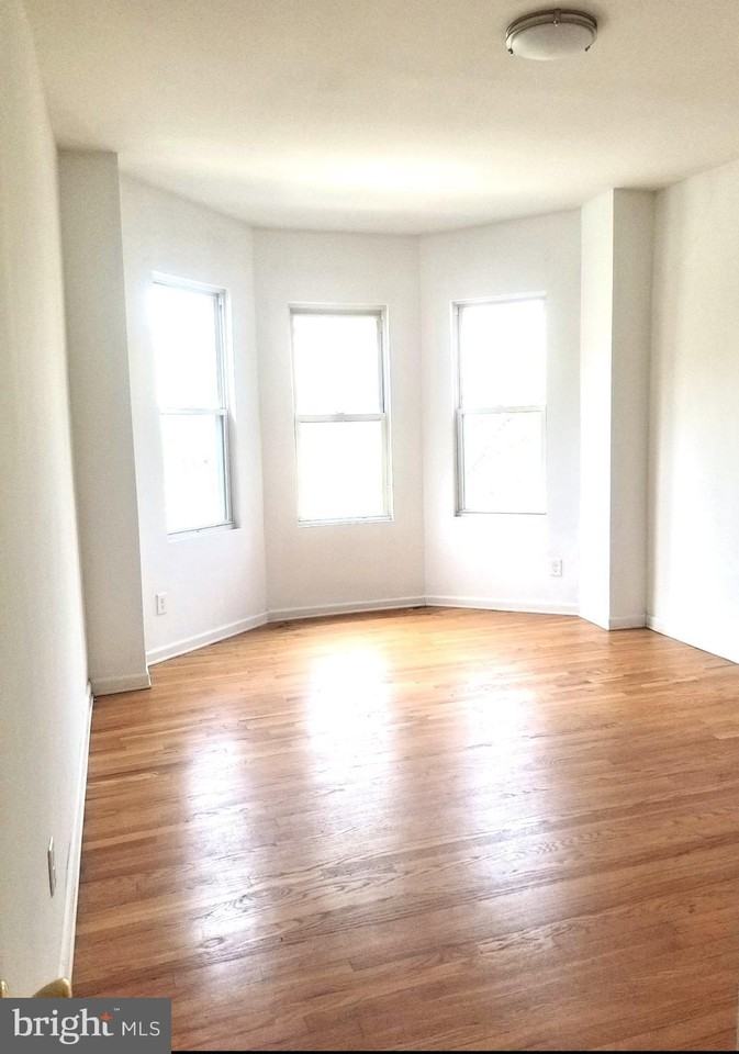 805 Brooks Ln Apt 2 #2 - Photo 2 of 11