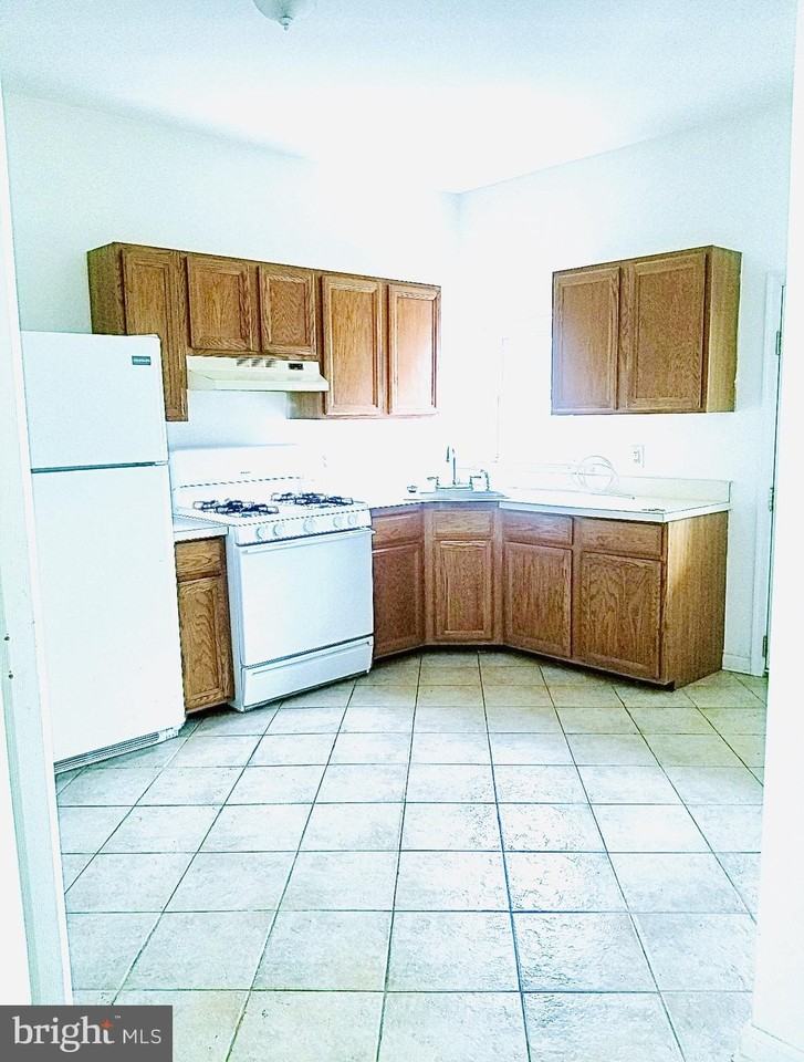 805 Brooks Ln Apt 2 #2 - Photo 5 of 11