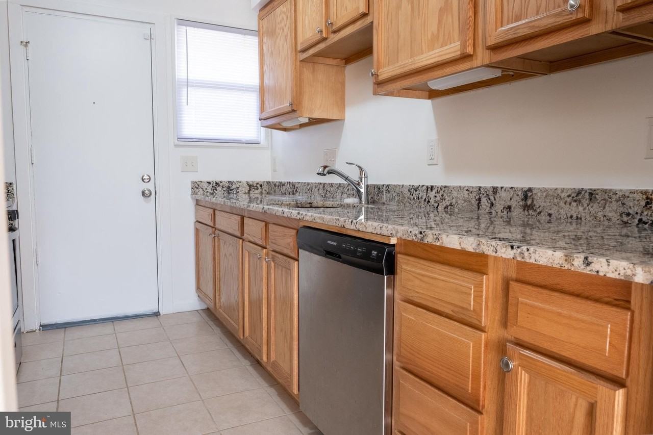 2027 Barlowe Pl - Photo 7 of 23