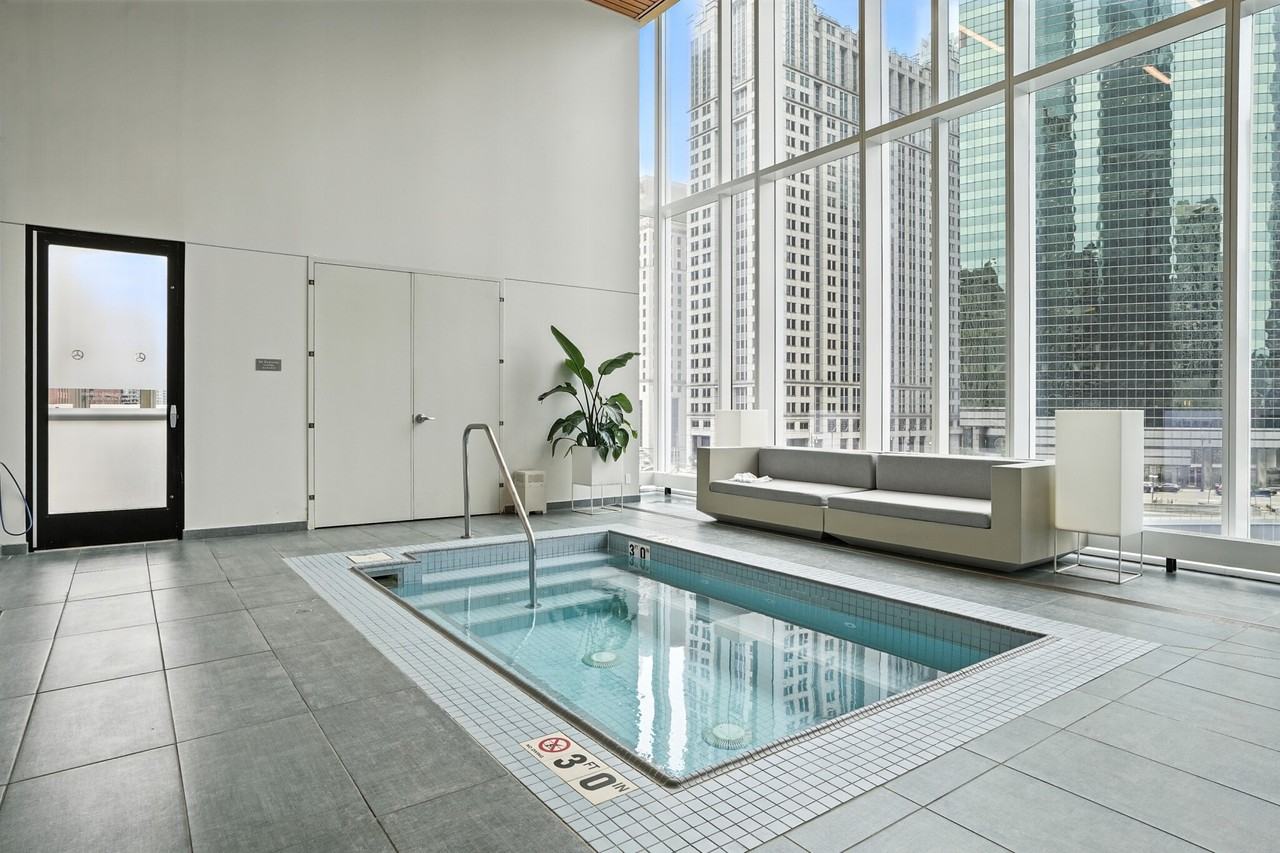 313 W Wolf Point Plz #3-2 - Photo 7 of 28