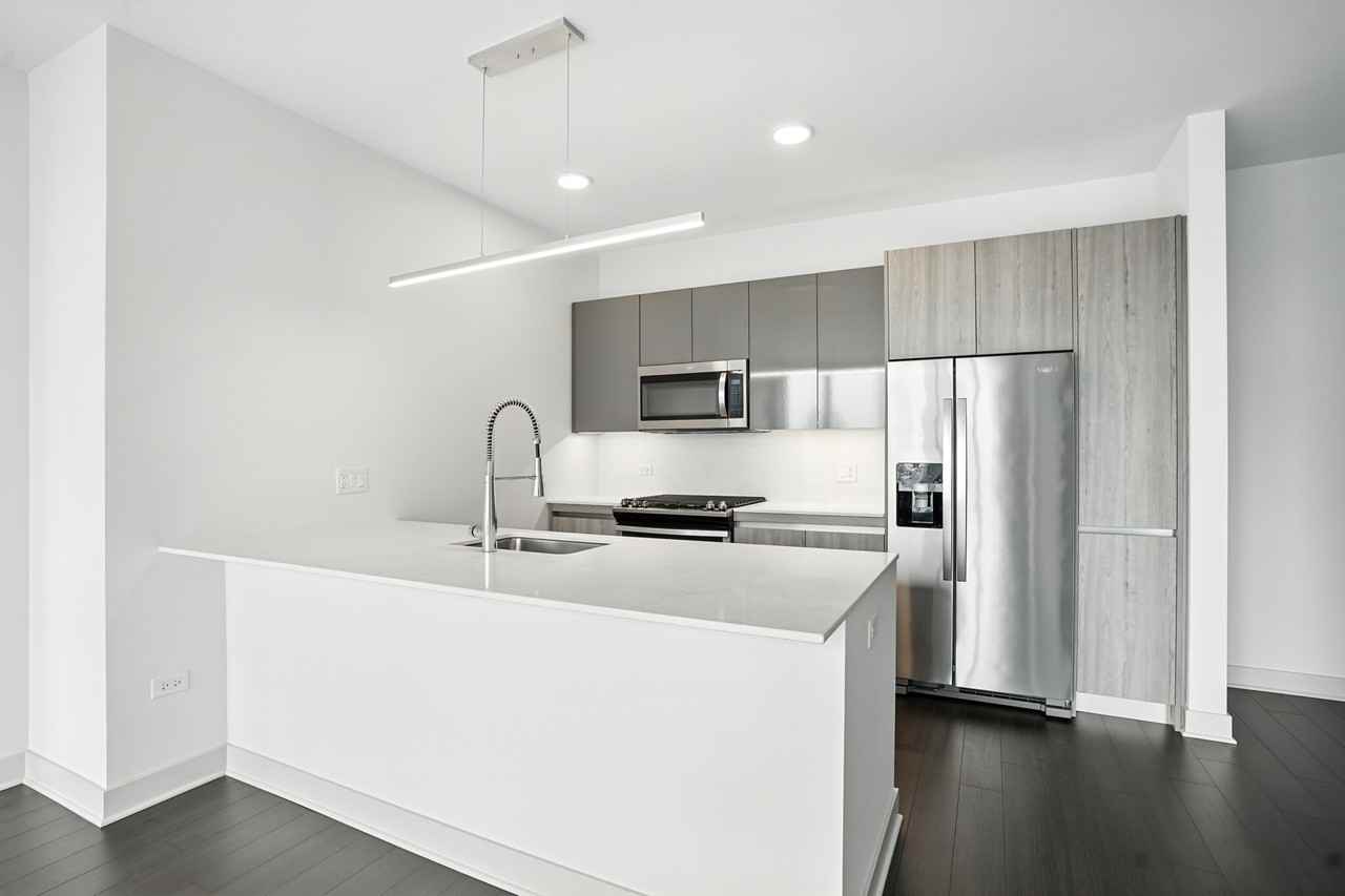 313 W Wolf Point Plz #2-2 - Photo 2 of 33