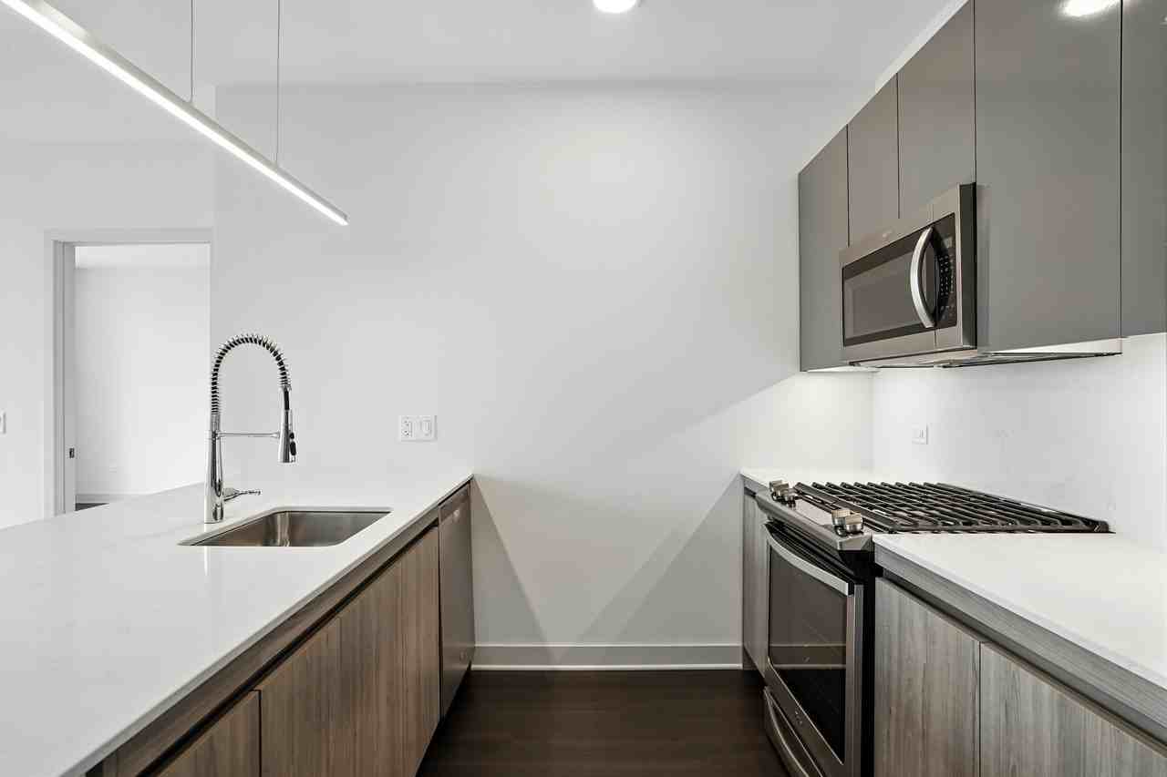 313 W Wolf Point Plz #2-2 - Photo 3 of 33