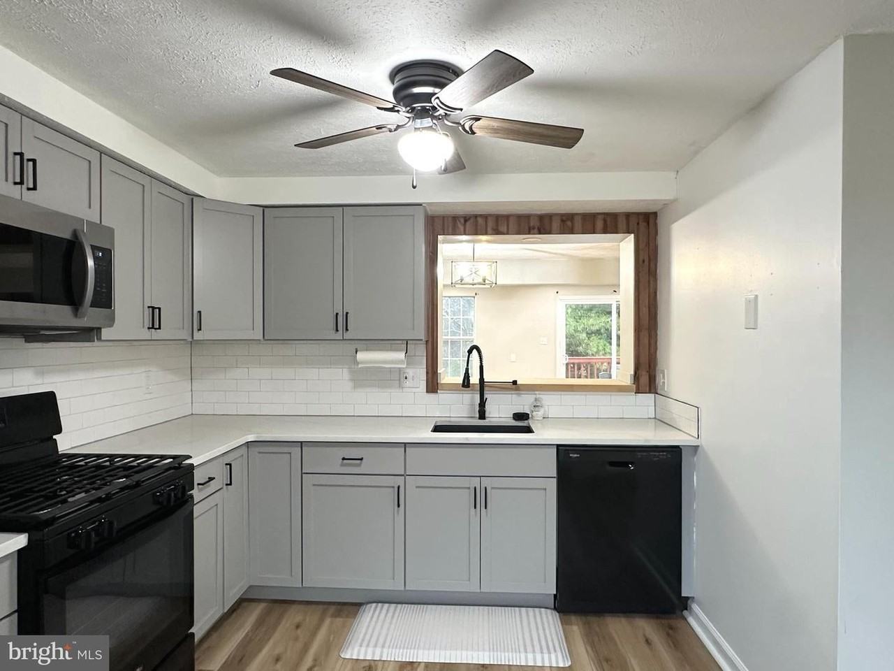 31 Stoneshire Dr - Photo 3 of 17