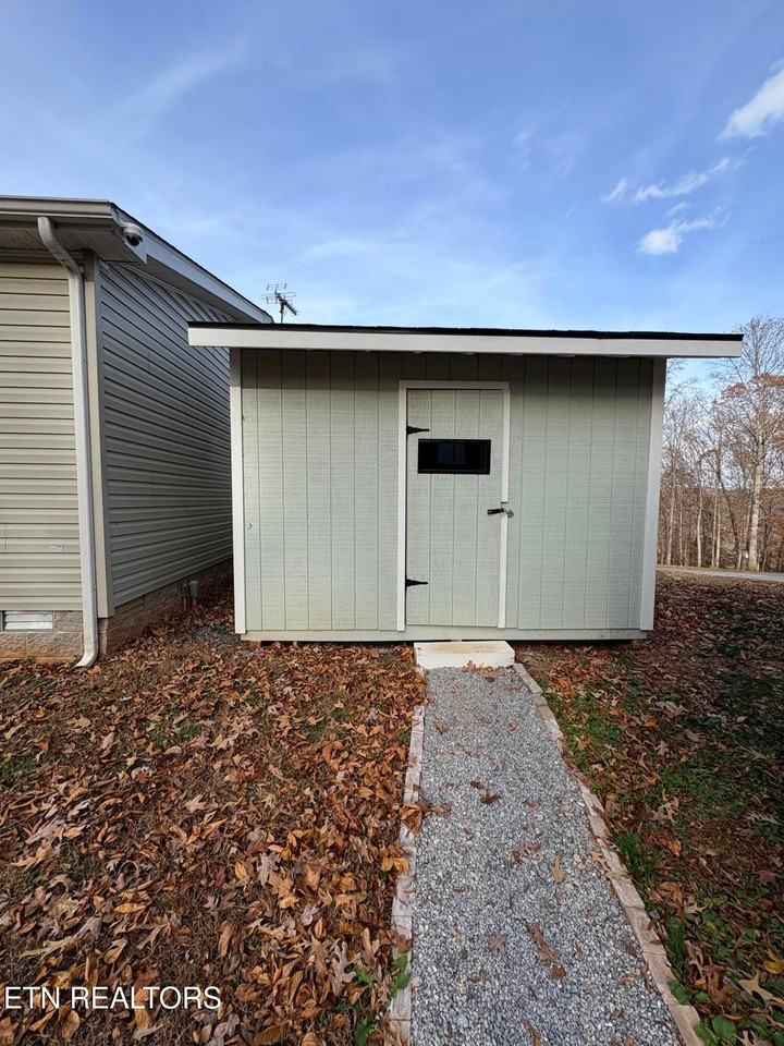 136 Hillview Rd - Photo 7 of 34