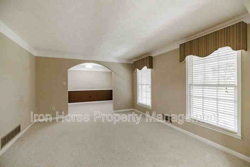 1110 Maple Cir - Photo 3 of 33