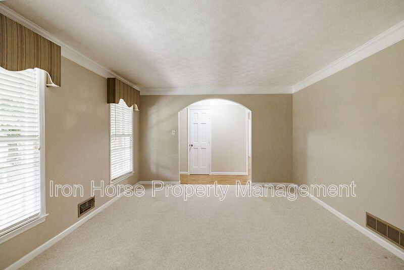 1110 Maple Cir - Photo 4 of 33