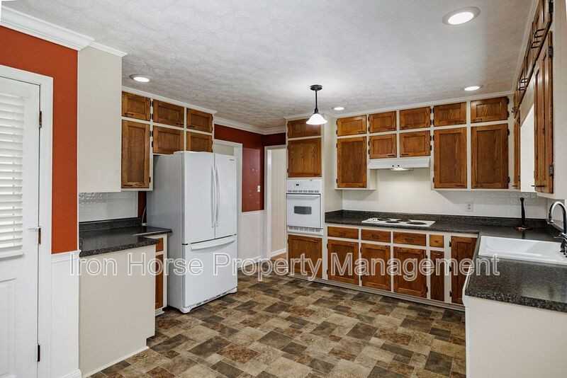 1110 Maple Cir - Photo 7 of 33