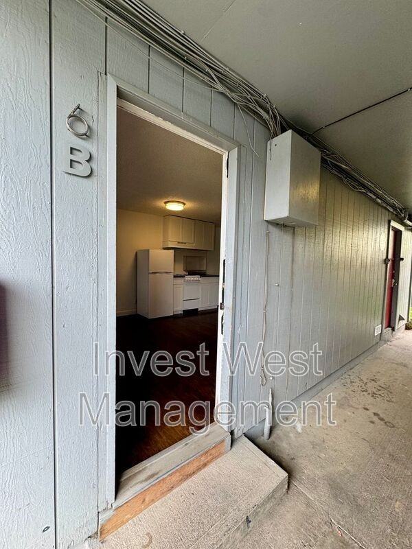 1960 33rd Ave #6B - Photo 2 of 9