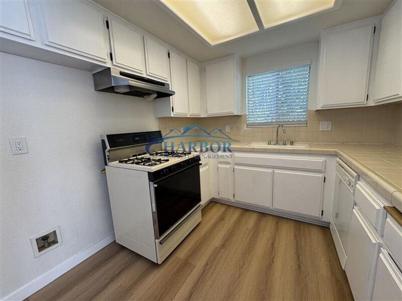 961 W 1st St #B - Photo 4 of 15